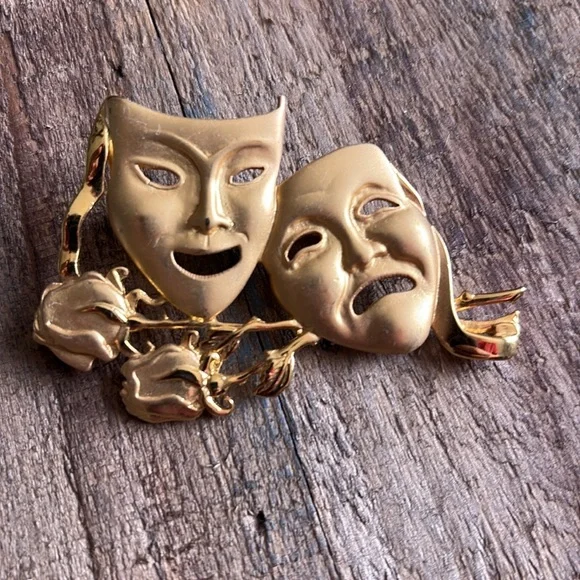 JJ's Gold Tone Comedy and Tragedy Mask Brooch - Picture 4 of 4